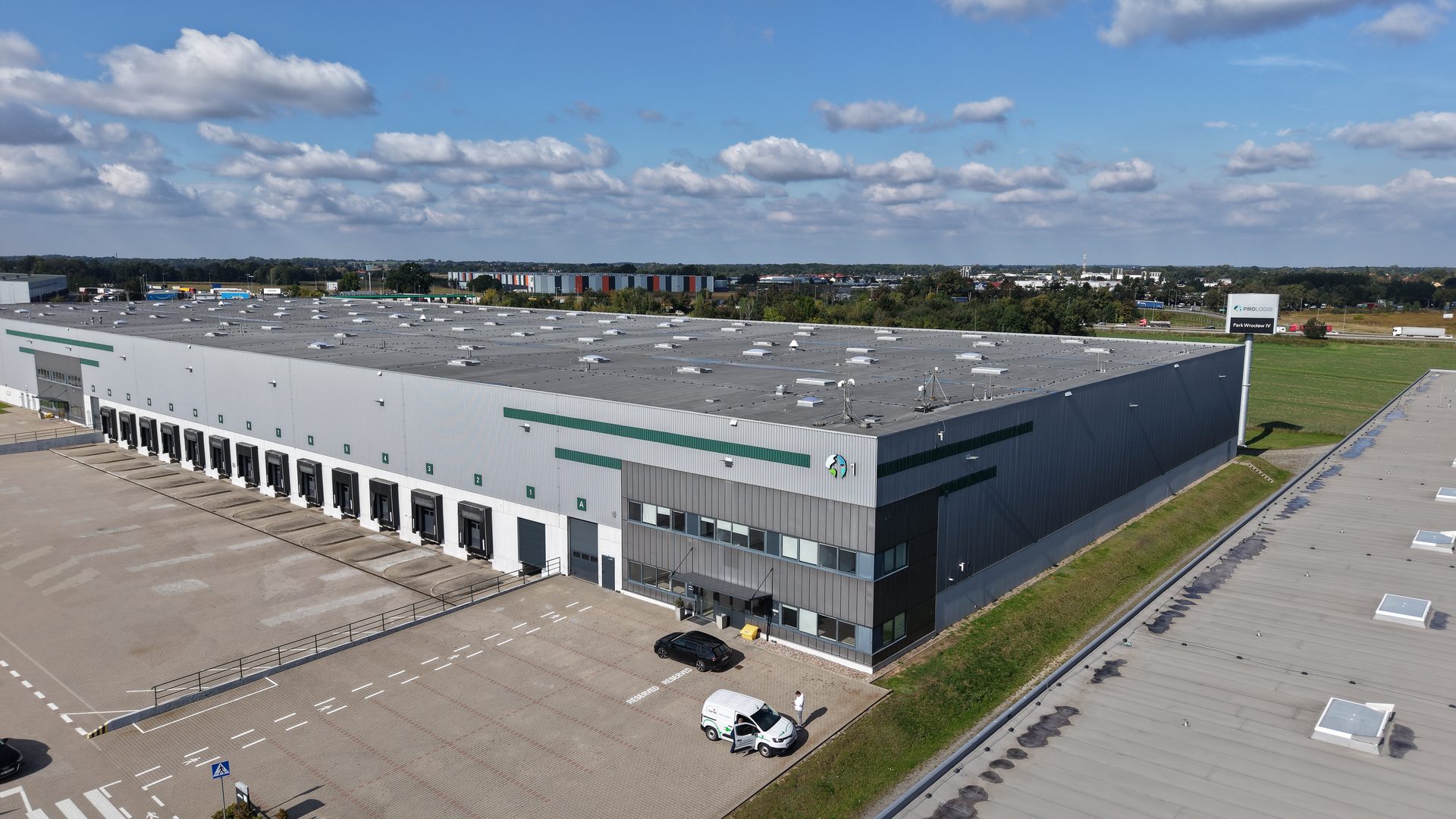 Wnętrze magazynu wysokiego składowania Smart-Warehouse